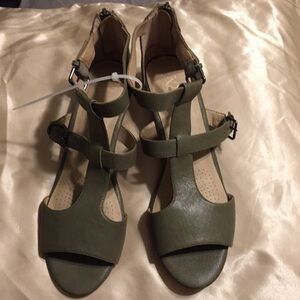 A 2 by aerosoles Heel. Rest shoes size 10.5 M